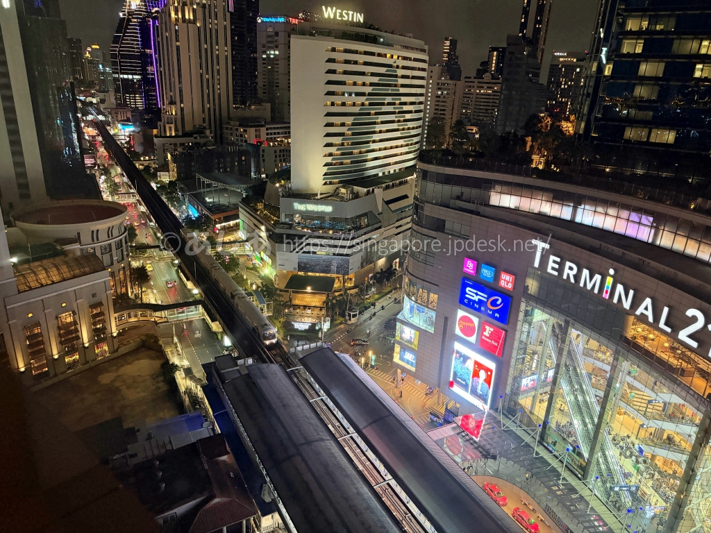 客室から眺めるアソーク駅とターミナル21の夜景