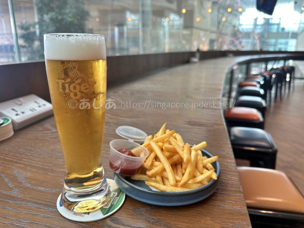 Tigerビールとフライドポテト、ケチャップ