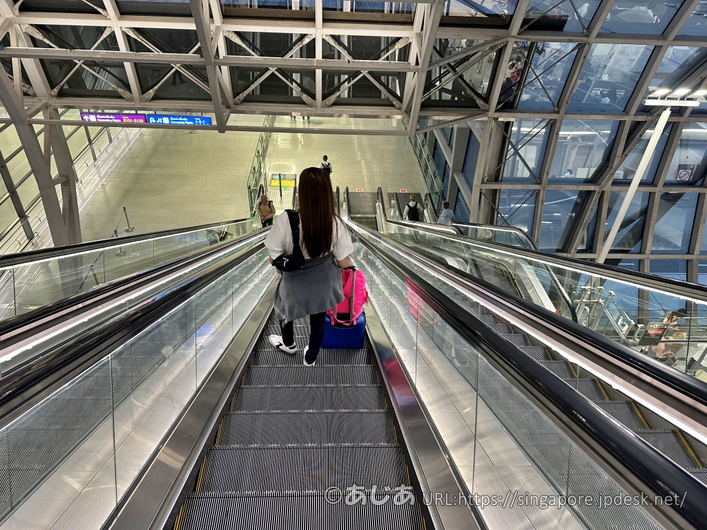 スワンナプーム空港でサテライトターミナル行きAPM乗り場へ向かうエスカレーター