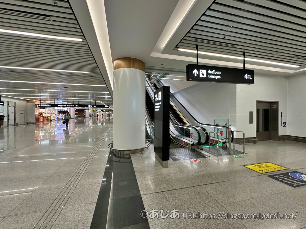 スワンナプーム空港サテライトターミナルのラウンジ4階への案内表示