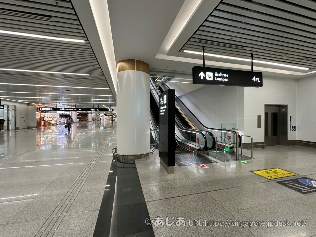 スワンナプーム空港サテライトターミナルのラウンジ4階への案内表示