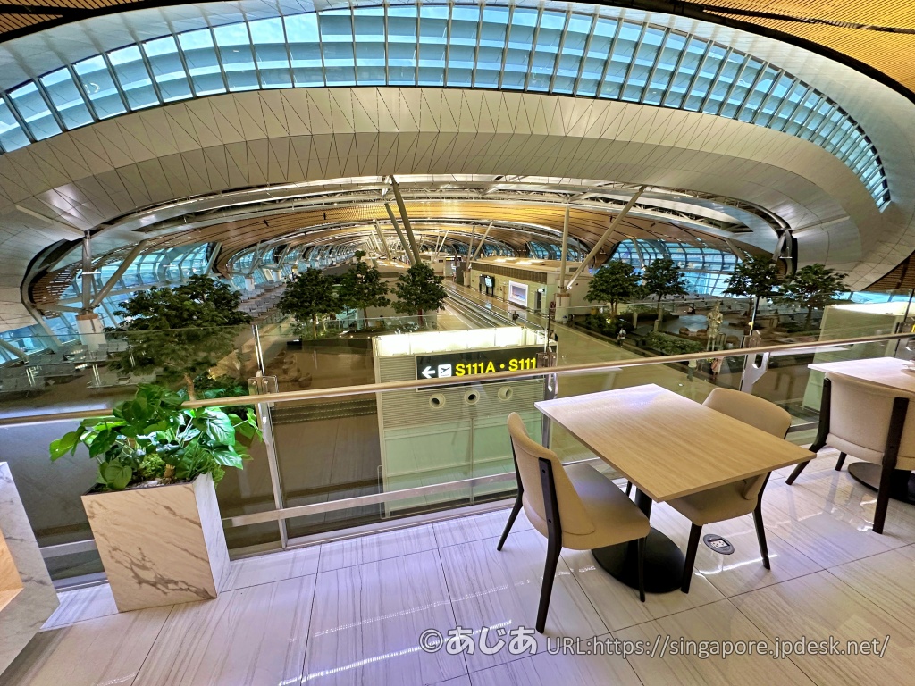 Miracle Business Class Loungeサテライトから見えるスワンナプーム空港の出発エリア