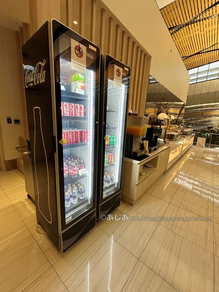 Miracle Business Class Loungeサテライトのソフトドリンク冷蔵庫