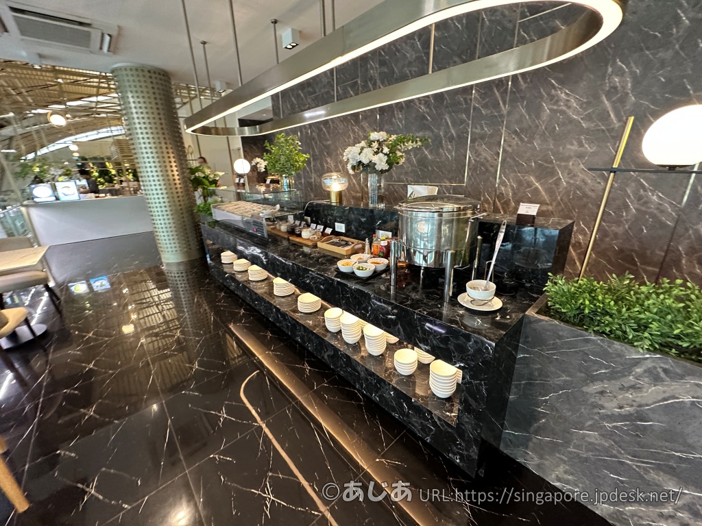 Miracle First Class Loungeサテライトのスープと薬味コーナー