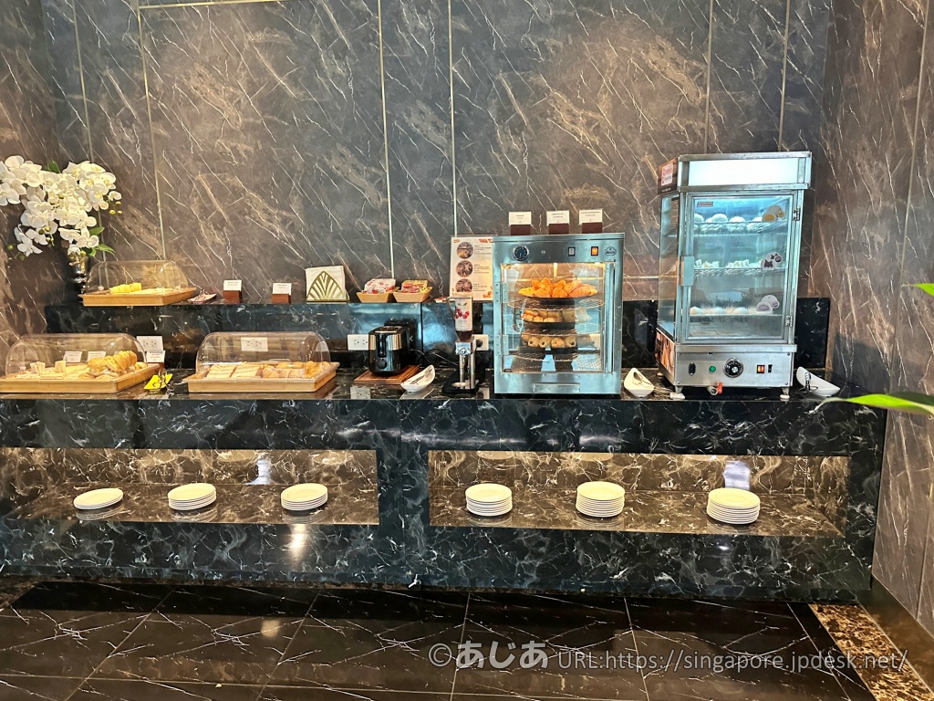 スワンナプーム空港サテライトのMiracle First Class Loungeのパンと軽食