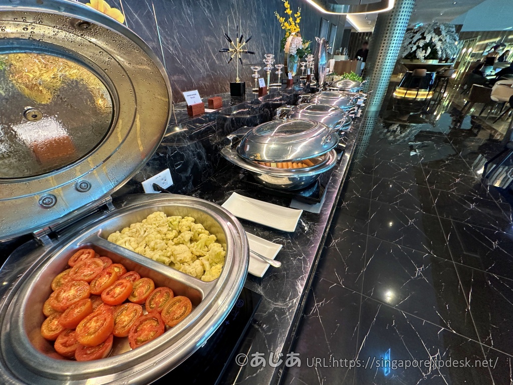 Miracle First Class Loungeサテライトのホットミールコーナー