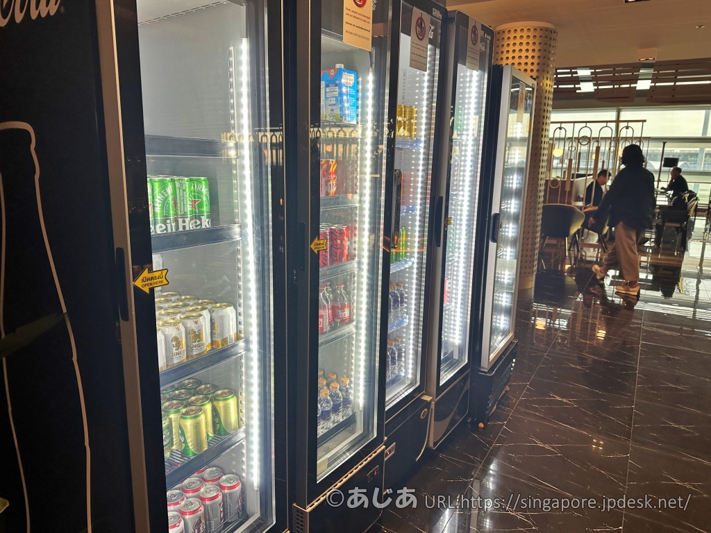 Miracle First Class Loungeサテライトのドリンク冷蔵庫と缶ビール