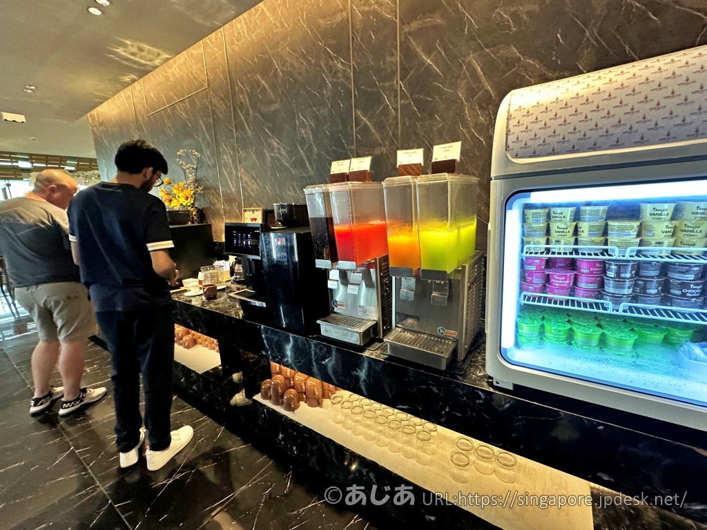 スワンナプーム空港サテライトのMiracle First Class Loungeのジュースとコーヒーコーナー