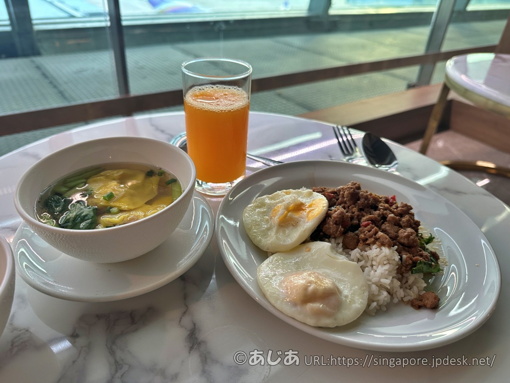 Miracle First Class Loungeサテライトで食べたガパオライスとワンタンスープ