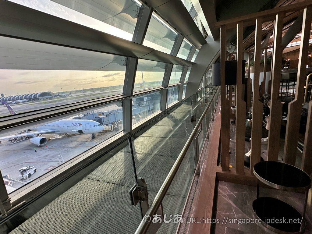 スワンナプーム空港サテライトのMiracle First Class Loungeから見える飛行機の駐機エリア