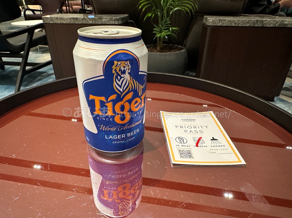 Changi Loungeで注文したTiger Beerと利用カード