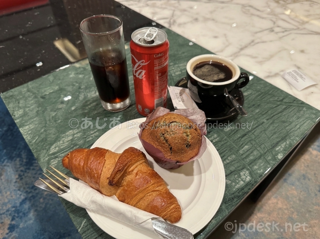 Changi Loungeで食べたクロワッサンとマフィン、コーラ、コーヒー