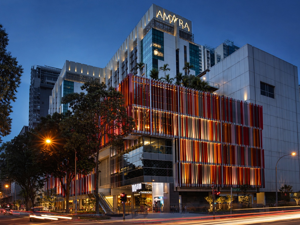 アマラ シンガポールの夜の外観とライトアップされたホテル入口