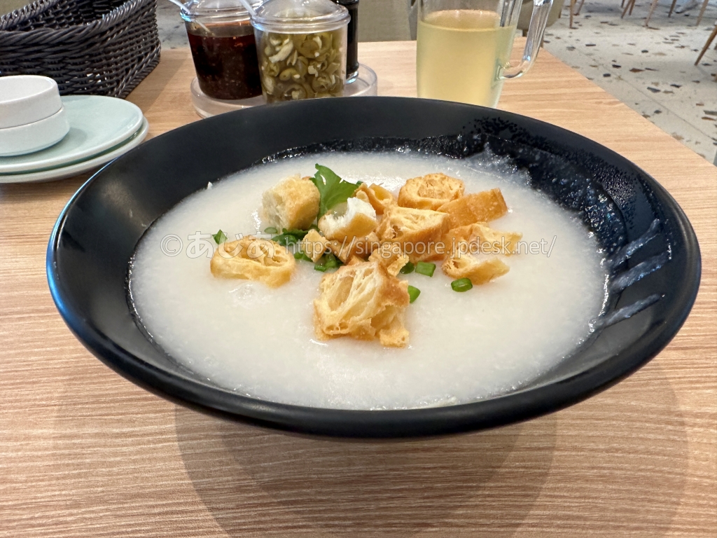 揚げパンと青ねぎをのせた白粥