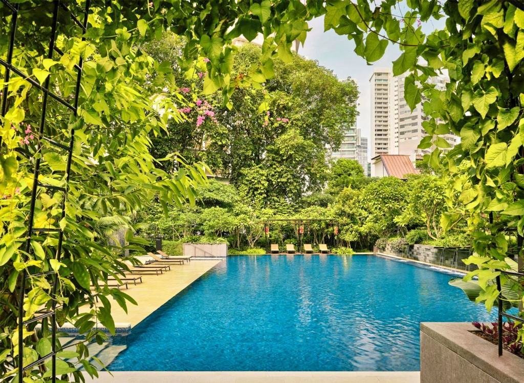 グランド ハイアット シンガポールの緑に囲まれた屋外プール