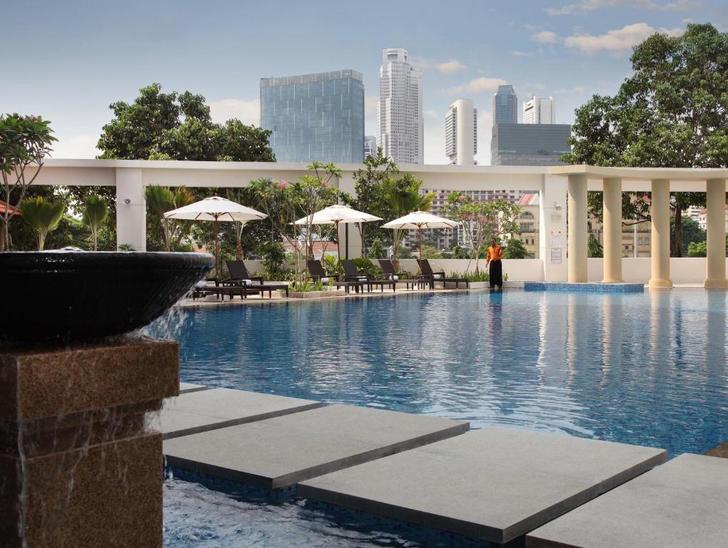 ザ ロバートソン ハウス バイ ザ クレスト コレクションの屋外プールとシンガポールの高層ビル