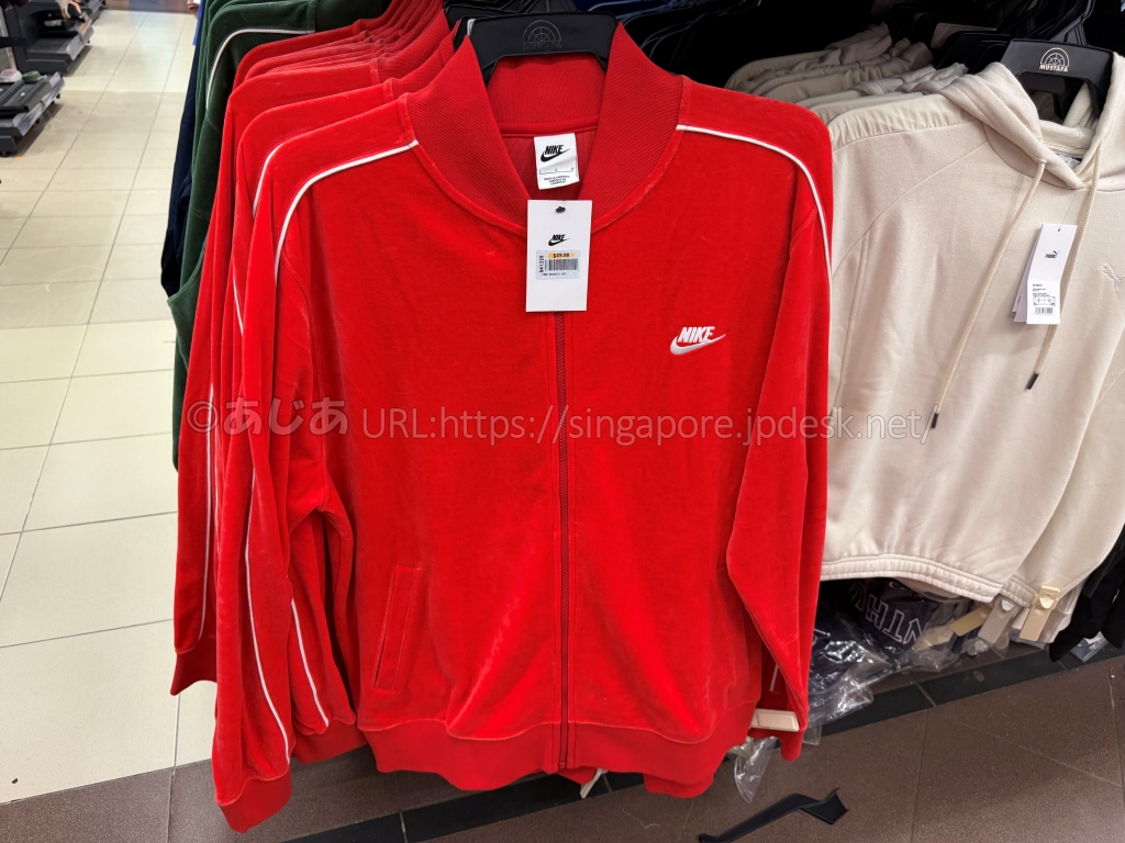ムスタファセンターで販売されている赤いNikeのトラックジャケット