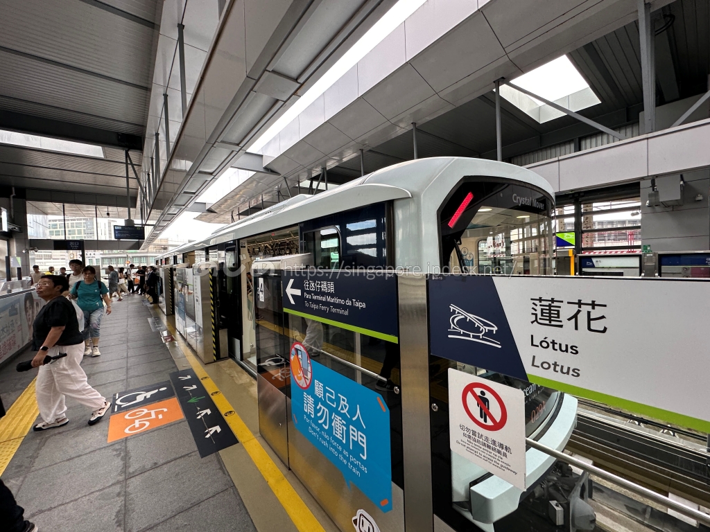 マカオLRT蓮花駅のホームと電車