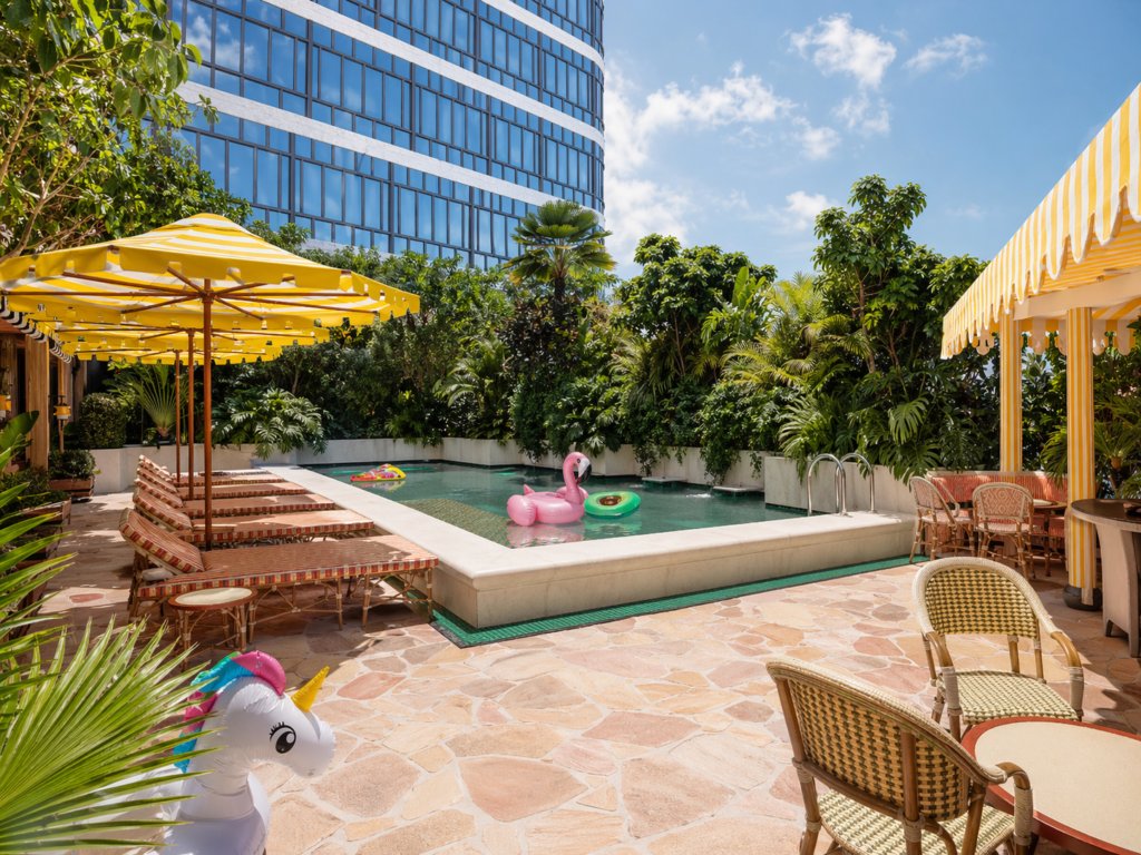 ママ シェルター シンガポール オーチャードの屋上プールと黄色いパラソル