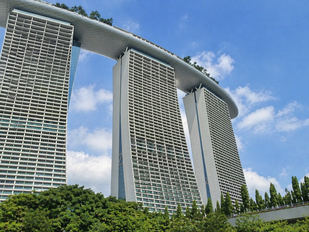 マリーナ ベイ サンズの外観と青空の下にそびえる3棟のホテルタワー