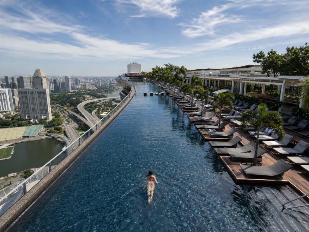 マリーナ ベイ サンズの屋上インフィニティプールとシンガポール市街の眺望