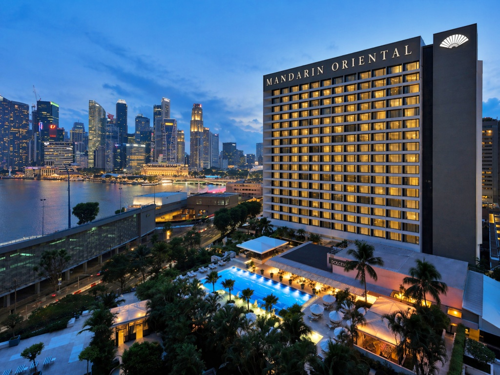 マンダリン オリエンタル シンガポールの外観とマリーナベイの夜景