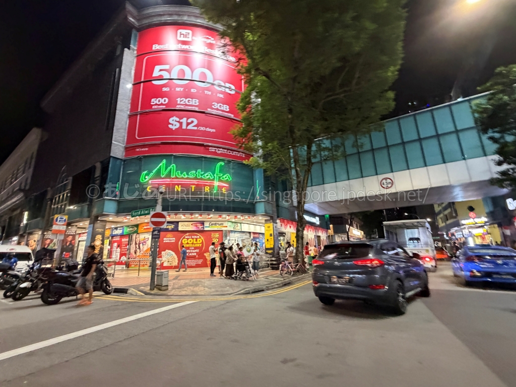 深夜まで明るいムスタファセンターの入口