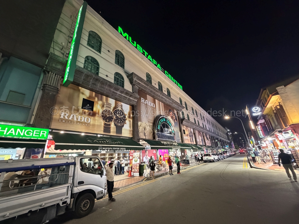 夜のリトルインディアに建つムスタファセンターの外観
