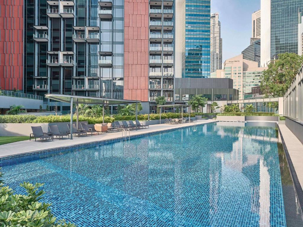 メルキュール アイコン シンガポール シティ センターの屋外プールと周辺の高層ビル
